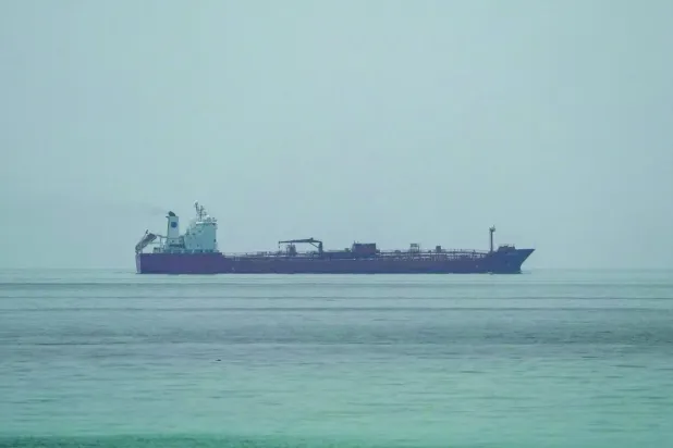 Bir petrol tankeri Hürmüz Boğazı'ndan geçiyor (Reuters)