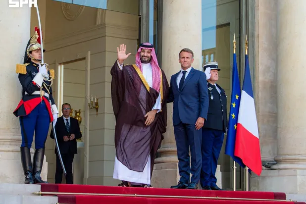 الأمير محمد بن سلمان لدى استقباله من قبل الرئيس ماكرون في قصر الإليزيه بباريس أمس (واس)