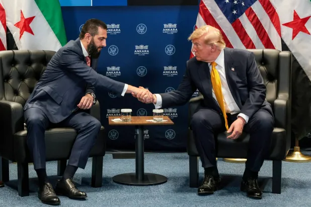 الرئيس السوري أحمد الشرع يصافح الرئيس الأميركي دونالد ترمب في أنقرة على هامش قمة الناتو في 8 يوليو الماضي (رويترز)