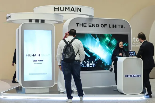 ضيوف في جناح شركة الذكاء الاصطناعي السعودية «هيوماين» خلال مؤتمر «مبادرة مستقبل الاستثمار» في الرياض (الشركة)