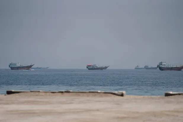 سفن بالقرب من مضيق هرمز تنتظر العبور يوم 24 أغسطس 2026 (رويترز)