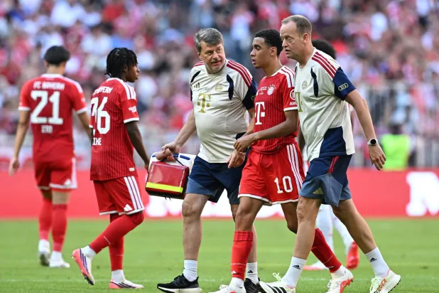 موسيالا يغيب عن افتتاح الدوري الألماني بعد تعرضه لحالتي إغماء خلال فترة الإعداد (رويترز)