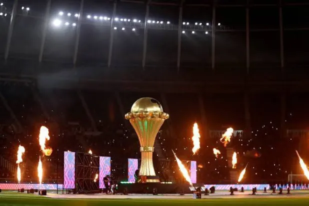 نسخة من كأس الأمم الأفريقية معروضة على أرض الملعب قبل مباراة مصر والسنغال في نهائي عام 2022 (رويترز)
