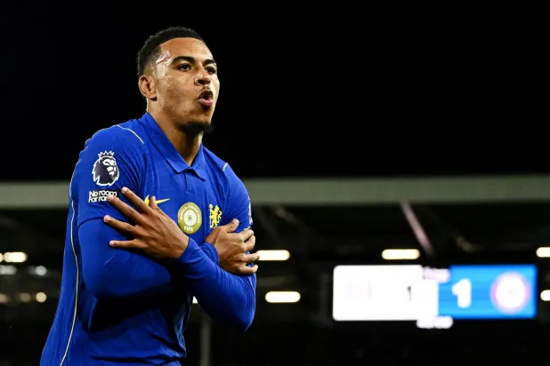 لاعب تشيلسي مورغان روجرز يحتفل بتسجيل الهدف الثاني لفريقه أمام فولهام (رويترز)