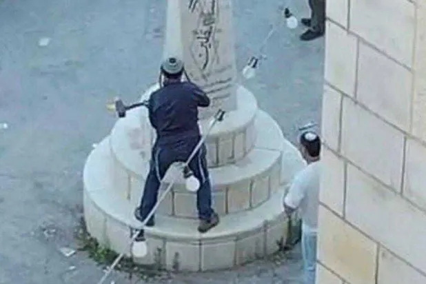 عضو في الكنيست يُحطِّم نصباً فلسطينياً في الضفة تحت حراسة الجيش