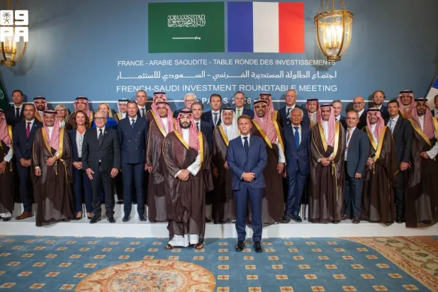 صورة جماعية للمشاركين في اجتماع الطاولة المستديرة الفرنسي - السعودي للاستثمار (واس)