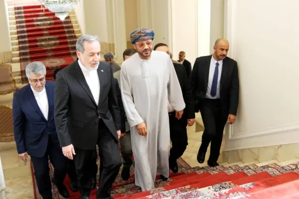 İran Dışişleri Bakanı Abbas Arakçi, bugün Tahran'da Ummanlı mevkidaşı Bedr el-Busaidi'yi karşılarken (İran Dışişleri Bakanlığı)