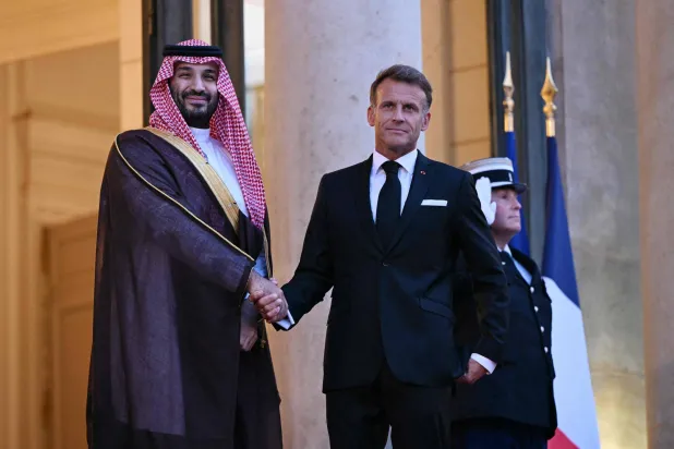 لقاءات ومناسبات متعددة جمعت محمد بن سلمان وماكرون خلال زيارة الأول إلى فرنسا الأحد والاثنين (أ.ف.ب)