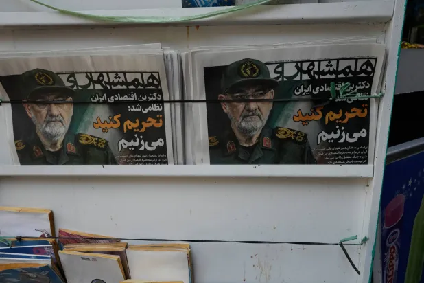 صحيفة «همشهري» الإيرانية معروضة في كشك بوسط طهران تحت عنوان «العقيدة الاقتصادية الإيرانية أصبحت عسكرية» وصورة أمين المجلس الأعلى للأمن القومي محسن رضائي... الاثنين 24 أغسطس 2026 (أ.ب)