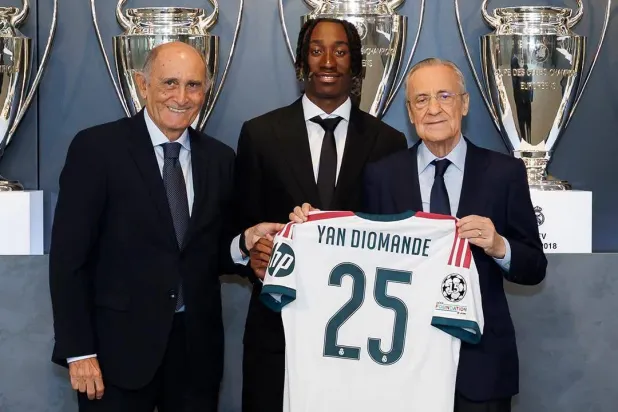 الإيفواري يان ديوماندي في حفل استقباله بريال مدريد (نادي ريال مدريد)