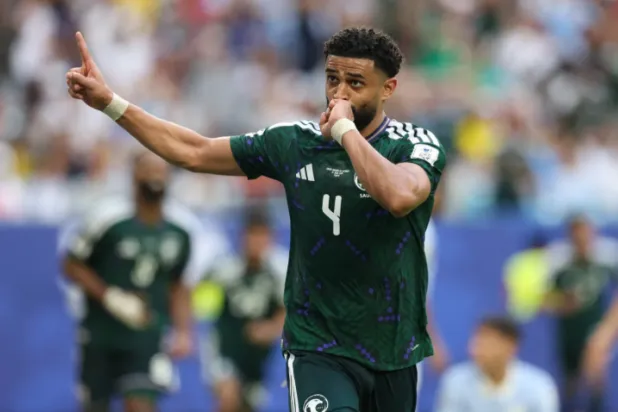 عبد الإله العمري مدافع النصر والمنتخب السعودي (رويترز)