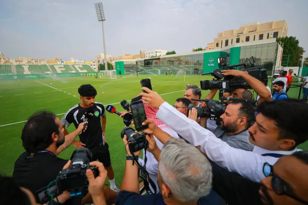 لاعب وسط الأهلي زياد الجهني خلال تصريحاته للإعلاميين (تصوير: محمد المانع)