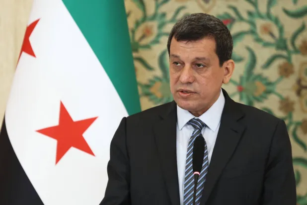 قائد «قسد» مظلوم عبدي يتحدث في الصر الرئاسي السوري في دمشق (أ.ب)