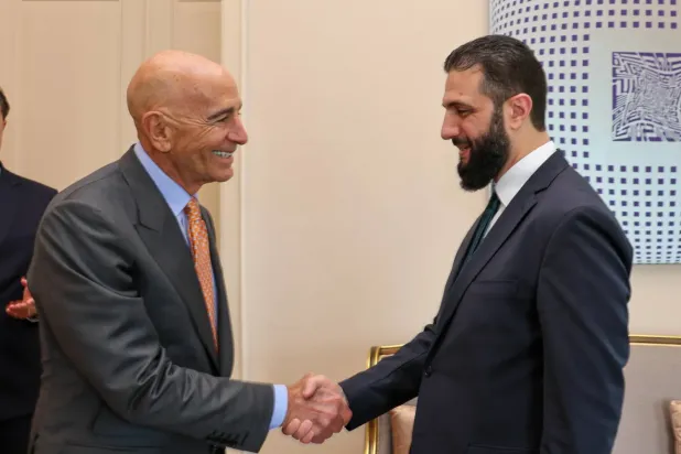 Geçen yıl Türkiye’de ABD’nin Suriye Özel Temsilcisi Tom Barrack ile Suriye Cumhurbaşkanı Ahmed el-Şara’nın görüşmesinden, (Arşiv-EPA)