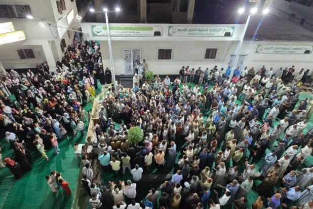 مواطنون من مختلف الأعمار في احتفال ليلة المولد بالأقصر (حساب الأقصر اليوم على «فيسبوك»)