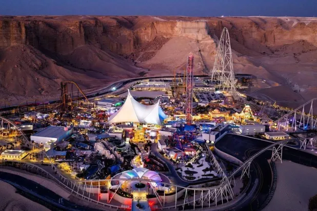 مشهد جوي لمتنزه «SIX FLAGS» مدينة القدية وسط جبال طويق (القدية)