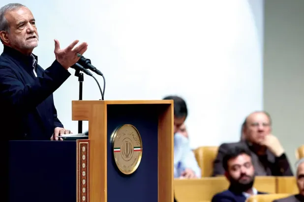 Pezeşkiyan, Tahran'daki Uluslararası Konferans Salonu'nda bir konuşma yapıyor, (İran Cumhurbaşkanlığı)