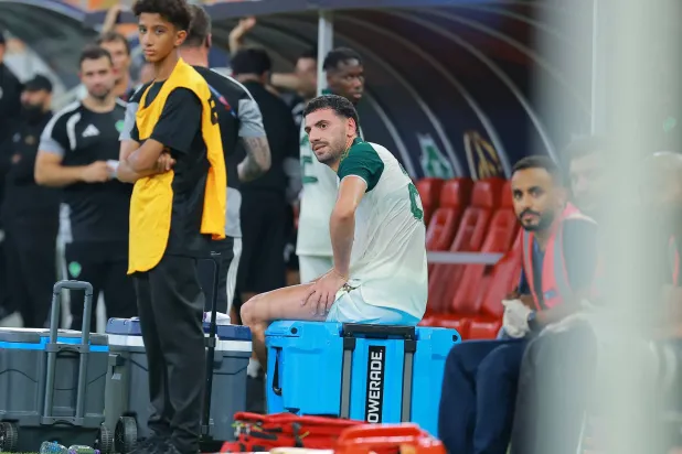 ديميرال بعد تغييره بالخطأ أثناء المباراة (نصوير: محمد المانع)