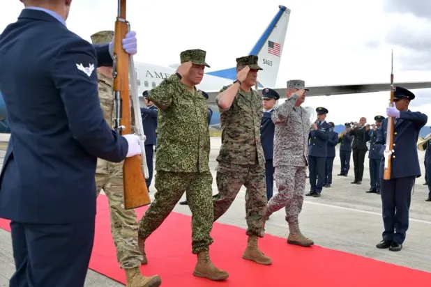 ABD Güney Komutanlığı Komutanı General Francis Donovan, Kolombiya’ya ulaştığı sırada (SOUTHCOM)