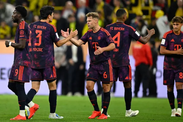لاعبو بايرن ميونيخ عقب مواجهة بوروسيا دورتموند في كأس السوبر الألمانية، قبل انطلاق حملة الدفاع عن لقب الدوري (أ.ف.ب)

