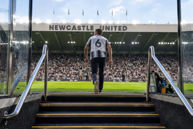 لاعب الوسط الإسباني نيكو غونزاليز ينضم إلى نيوكاسل قادماً من مانشستر سيتي (حساب اللاعب)