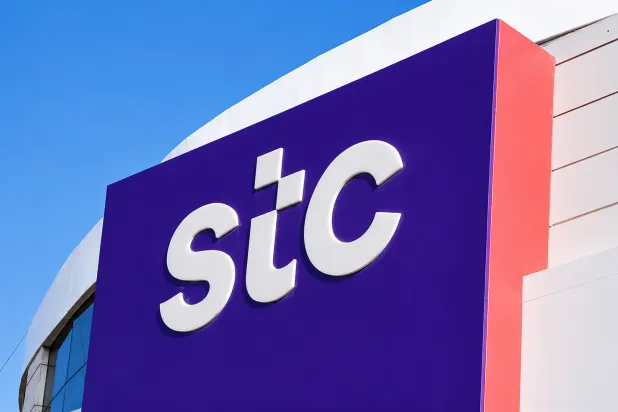 شعار مجموعة «stc» على أحد منشآتها (الشرق الأوسط)