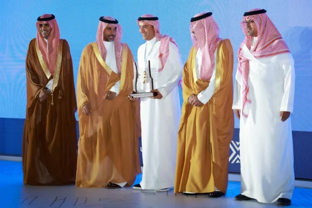 أمين منطقة عسير المهندس عبد الله بن مهدي الجالي خلال تكريمه شركة «التضامنية» (الشرق الأوسط)