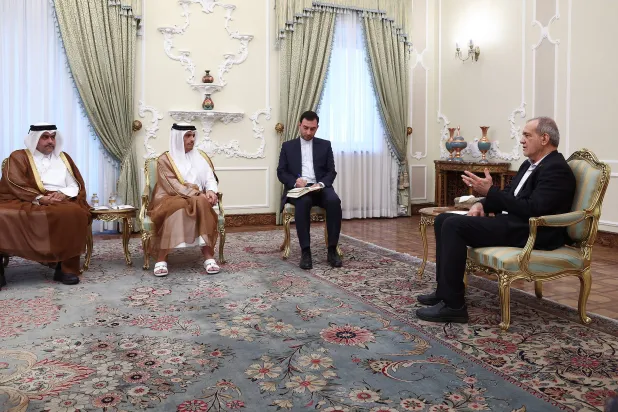 بزشكيان يتحدث إلى رئيس الوزراء وزير الخارجية القطري محمد بن عبد الرحمن آل ثاني في طهران الخميس (الرئاسة الإيرانية)