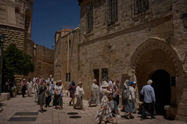 حجاج مسيحيون يزورون العلية في القدس في 1 مايو 2026 أثناء مرورهم بالموقع الذي تعرضت فيه راهبة لهجوم من مستوطن إسرائيلي (أ.ب)