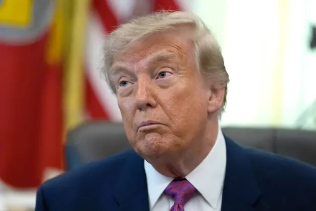 ABD Başkanı Donald Trump, Oval Ofis'te bir gazetecinin sorusunu dinliyor (AP)