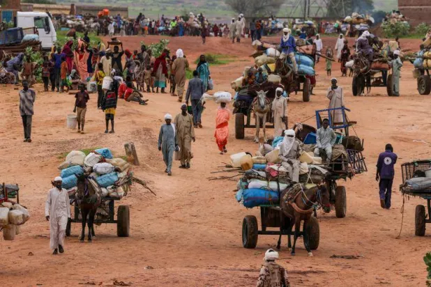 أرشيفية تُظهر سودانيين يفرون من العنف في دارفور إلى مدينة أدري التشادية (رويترز)