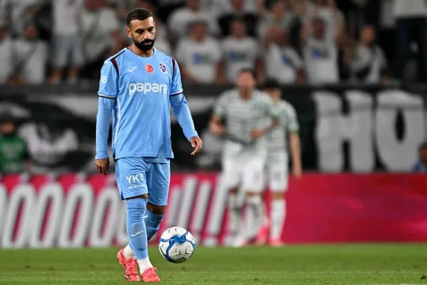 المصري محمد صلاح مهاجم طرابزون سبور يتحسر بعد تلقي فريقه الهدف الأول أمام فرينسفاروش (أ.ف.ب)