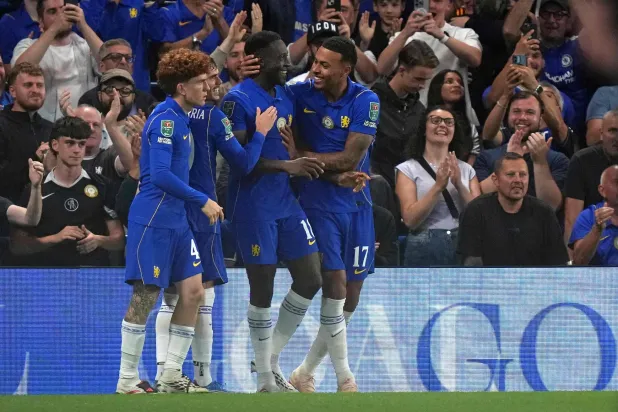 داني ويلبيك مهاجم تشيلسي يحتفل مع زميله مورغان روجرز بتسجيل الهدف الأول (أ.ف.ب)