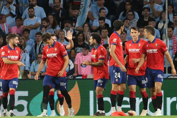 لاعبو أوساسونا يحتفلون بتسجيل الهدف الثاني أمام سيلتا فيغو خلال مواجهة الفريقين في الدوري الإسباني (إ.ب.أ)