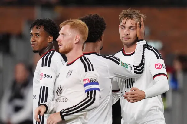 إميل سميث روي، لاعب فولهام، يحتفل مع زملائه بتسجيل الهدف الأول أمام ويمبلدون (د.ب.أ)