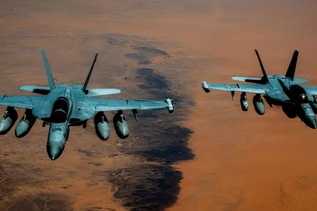  صورة نشرتها قيادة «سنتكوم» أمس لمقاتلتين أميركيتين من طراز «EA-18G» للحرب الإلكترونية تُحلّقان في المنطقة (سنتكوم)
