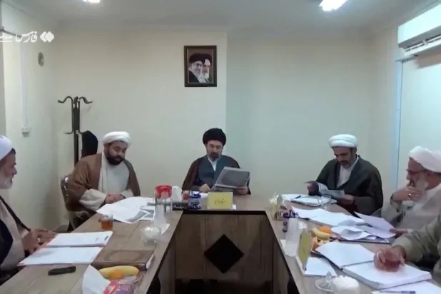 İran’ın dini lideri Mücteba Hamaney’in fotoğrafını taşıyan bir kişi, Tahran’da eski dini lider Ali Hamaney için düzenlenen cenaze töreninde (AP)