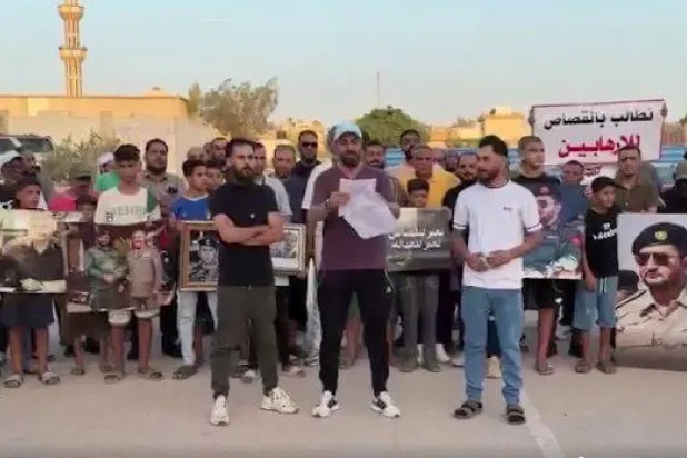 أهالي ضحايا «العمليات الإرهابية» ينظمون وقفة تأييد لتنفيذ أحكام إعدام بحق مدانين في بنغازي - 27 أغسطس (لقطة من مقطع فيديو)