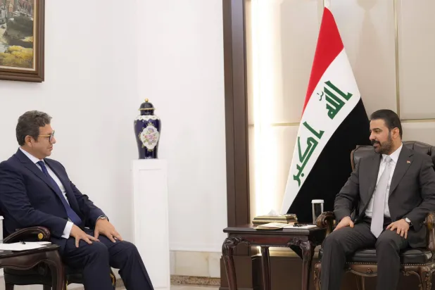 رئيس الوزراء العراقي علي فالح الزيدي يستقبل رئيس جهاز المخابرات العامة المصرية حسن رشاد (المكتب الإعلامي لرئيس الوزراء العراقي)