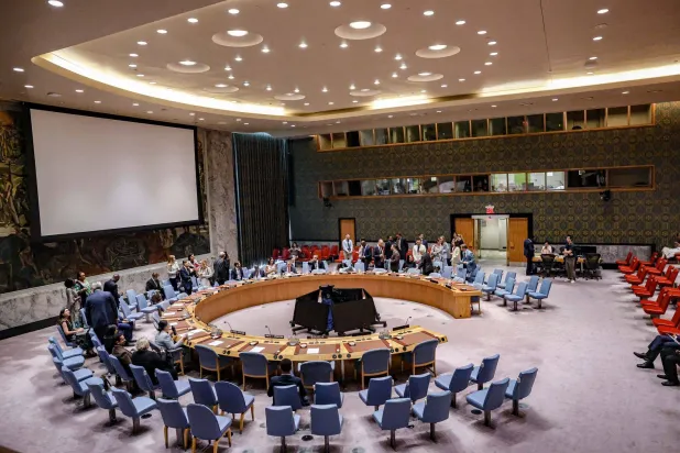 لقطة عامة لممثلي 18 دولة يجتمعون في إحدى قاعات مجلس الأمن في أغسطس 2026 قبيل جلسة لمناقشة الوضع في ليبيا (د.ب.أ)