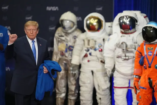 ABD Başkanı Donald Trump, Johnson Uzay Merkezi'ni ziyaretinde (AP)
