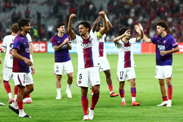 قائد باريس سان جيرمان المدافع البرازيلي ماركينيوس (أ.ف.ب)