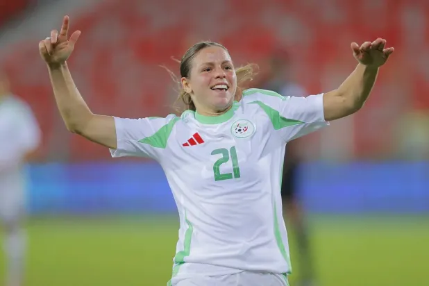 نجمة منتخب الجزائر مارين دافور (كاف)