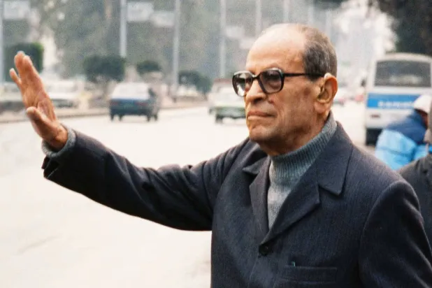قراءة حصاد عدة سنوات من المقالات يسهِّل رصد الفرق بين محفوظ الروائي المبدع ومحفوظ كاتب العمود الصحافي