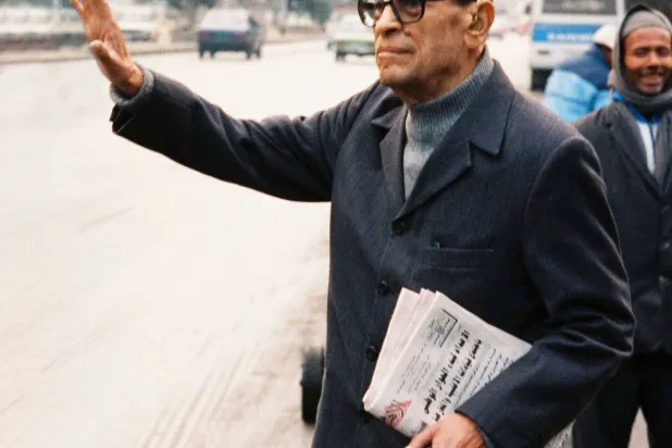نجيب محفوظ صاحب العمود الأسبوعي