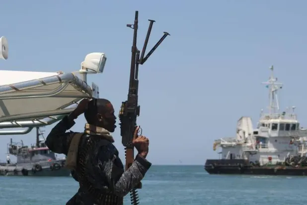 Somali kıyılarında bir geminin kaçırılması sırasında silahlı kişilerden biri (Arşiv- Reuters)