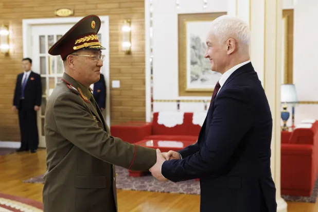 وزير الدفاع الكوري الشمالي نو كوانغ تشول - يسار- يتصافح ووزير الدفاع الروسي أندريه بيلوسوف خلال اجتماعهما في بيونغ يانغ بكوريا الشمالية يوم 29 نوفمبر 2024 (أ.ب)