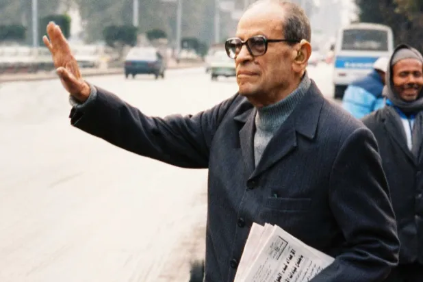 قراءة حصاد عدة سنوات من المقالات يسهِّل رصد الفرق بين محفوظ الروائي المبدع ومحفوظ كاتب العمود الصحافي