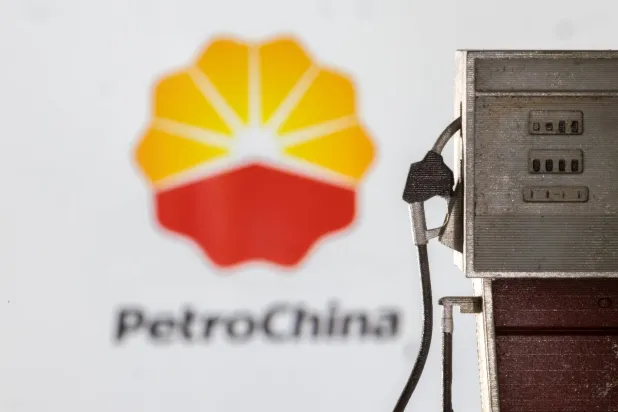 نموذج لمضخة بنزين أمام شعار شركة «بتروتشاينا» (رويترز)