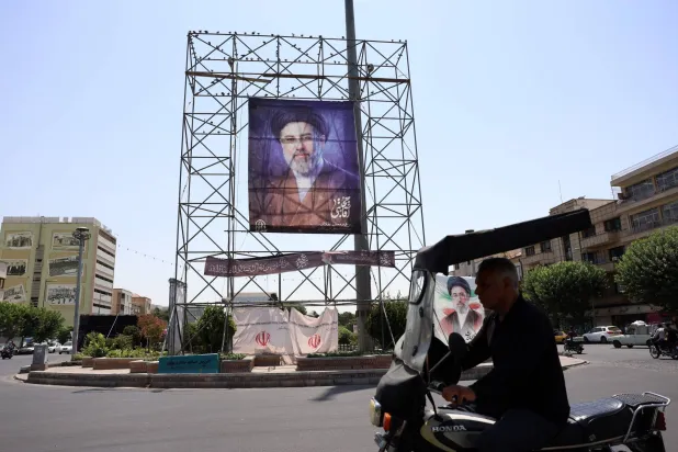 صورة كبيرة لمجتبى خامنئي في أحد شوارع طهران (إ.ب.أ)